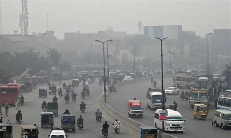Thousands fall ill in eastern Pakistan due to heavy smog, forcing closure of schools, markets, parks